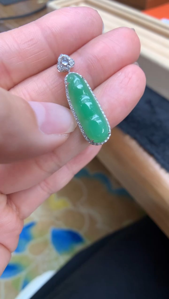 【闪购商品】翡翠颈饰18K金镶嵌福豆