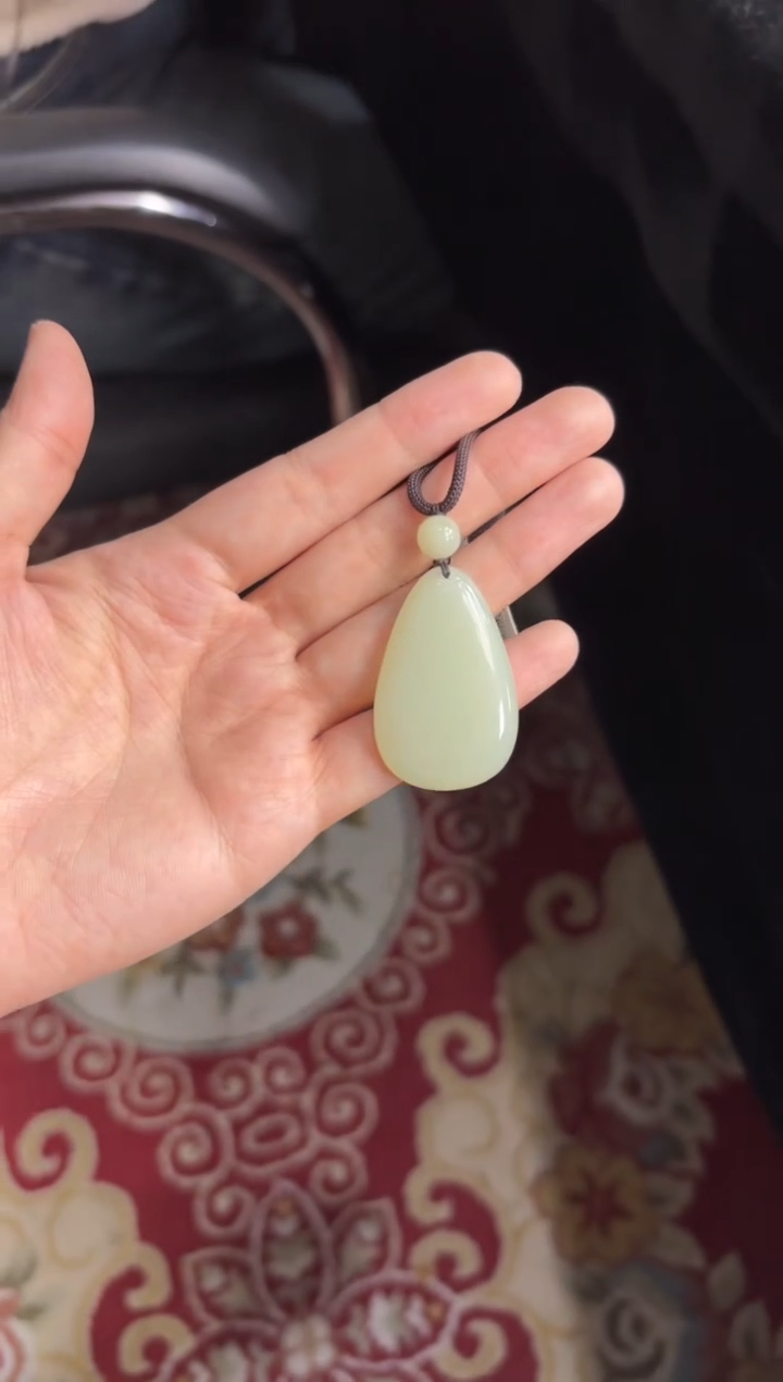 【闪购商品】和田玉吊坠(赠链)未镶嵌且末微色差迪克兰吊坠