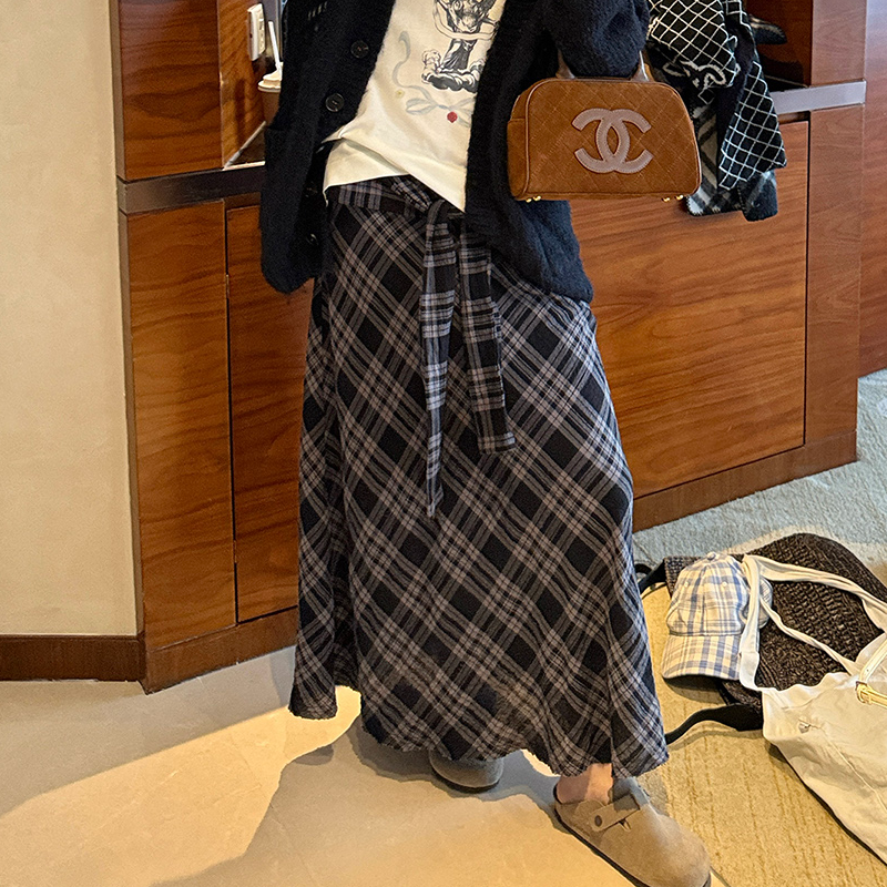 LelyMooch/腰间系带复古黑灰调格纹半身长裙