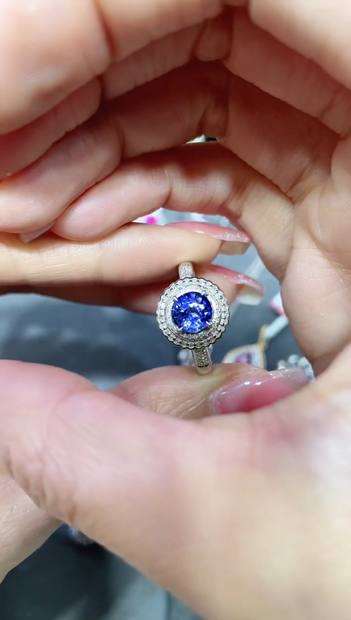 18K金镶嵌天然蓝宝石戒指