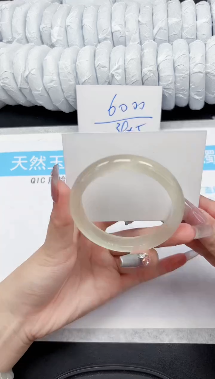 【闪购商品】石英质玉手镯未镶嵌81-56.8