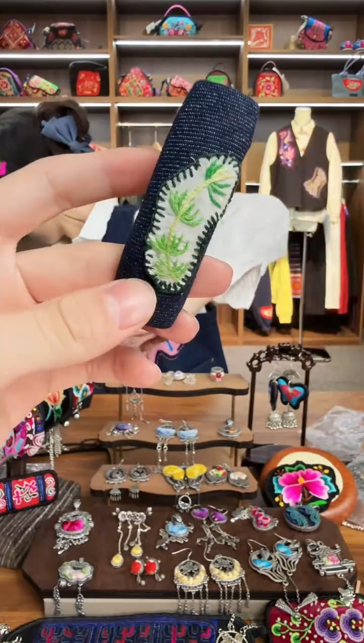 【闪购商品】织绣194蒙阿苏苗绣传承