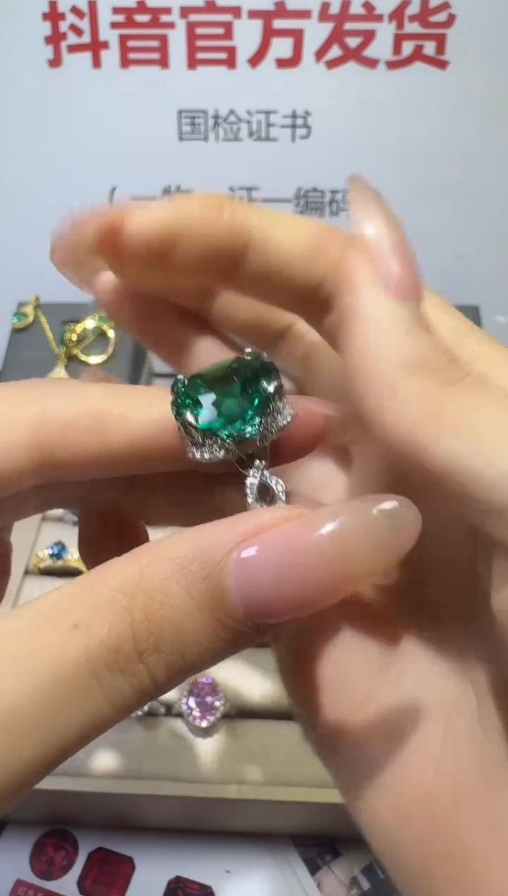 18K金镶嵌戒指祖母绿1