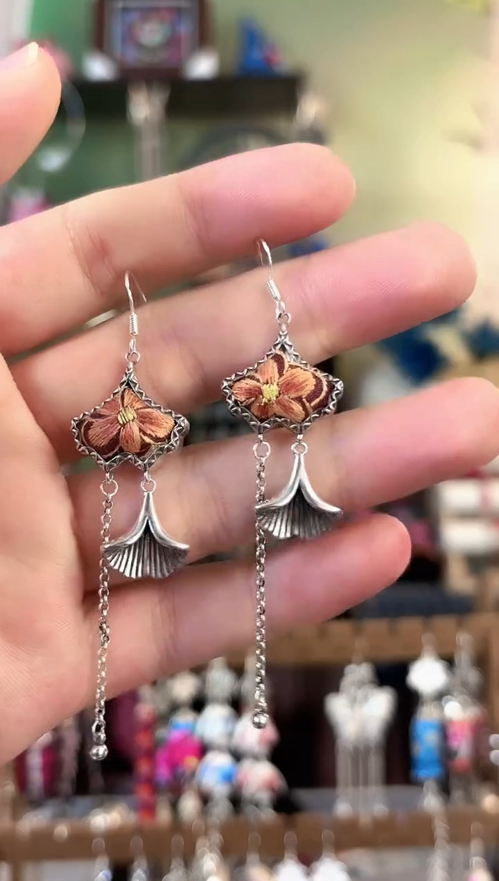 彩云南阁非遗老绣苗银饰品122