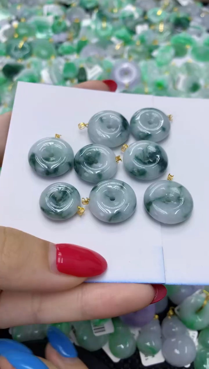 翡翠未镶嵌颈饰多样性发其一