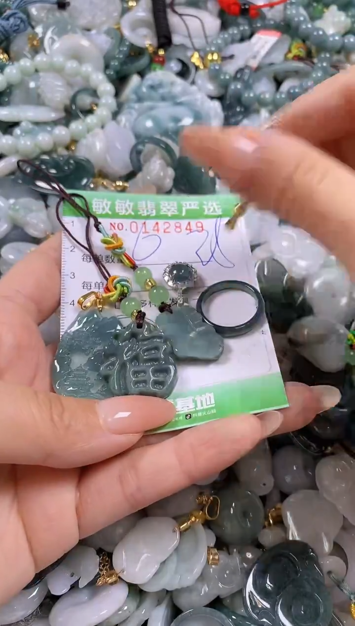 【闪购商品】翡翠未镶嵌颈饰闪购0142849