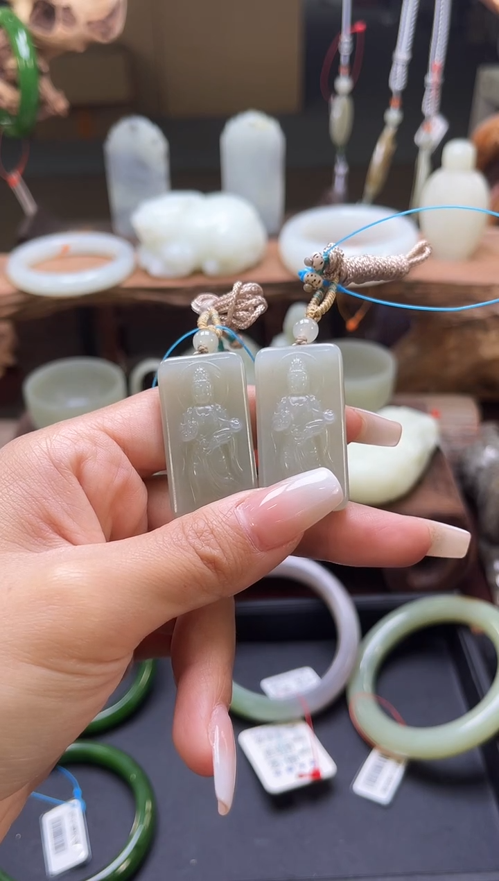 【闪购商品】和田玉吊坠未镶嵌且末青白观音无事牌 多样性发一