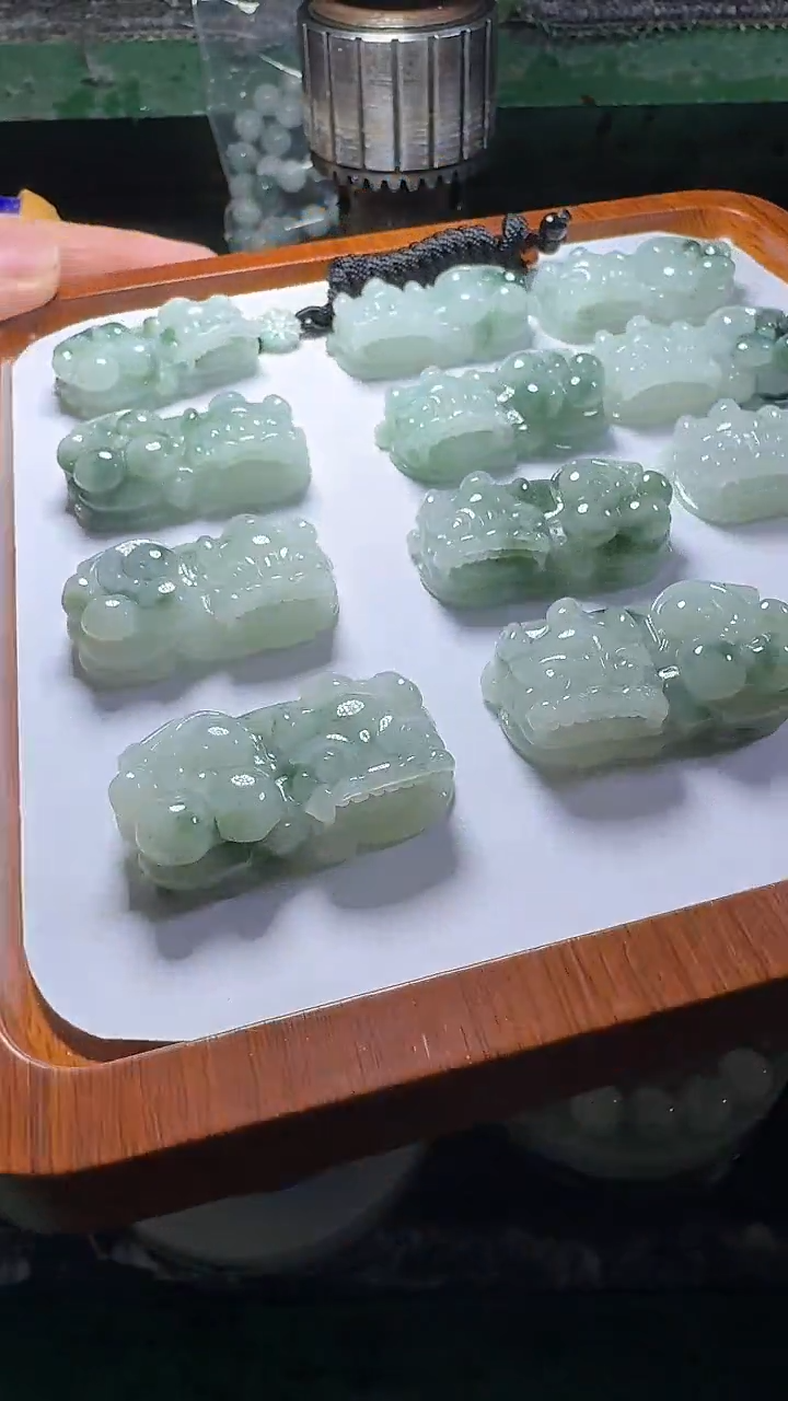 翡翠未镶嵌颈饰飘花貔貅多样性发一件