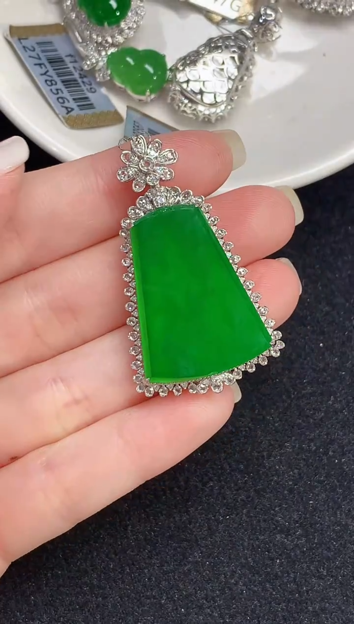 吊坠(不含链)18K金镶嵌翡翠多样性发其一