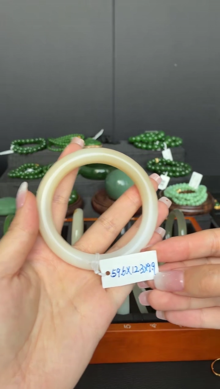 未镶嵌手镯和田玉LZ 糖料手镯