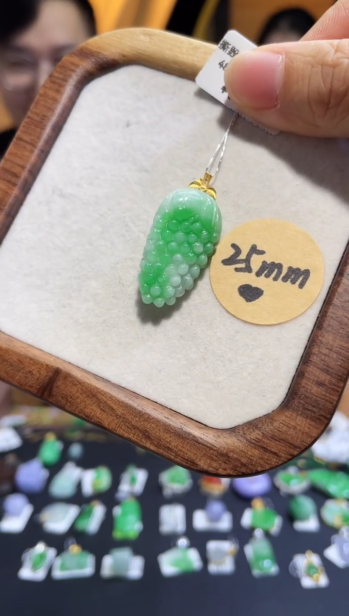 颈饰18K金镶嵌翡翠葡萄