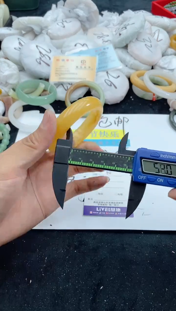 【闪购商品】石英质玉手镯未镶嵌96