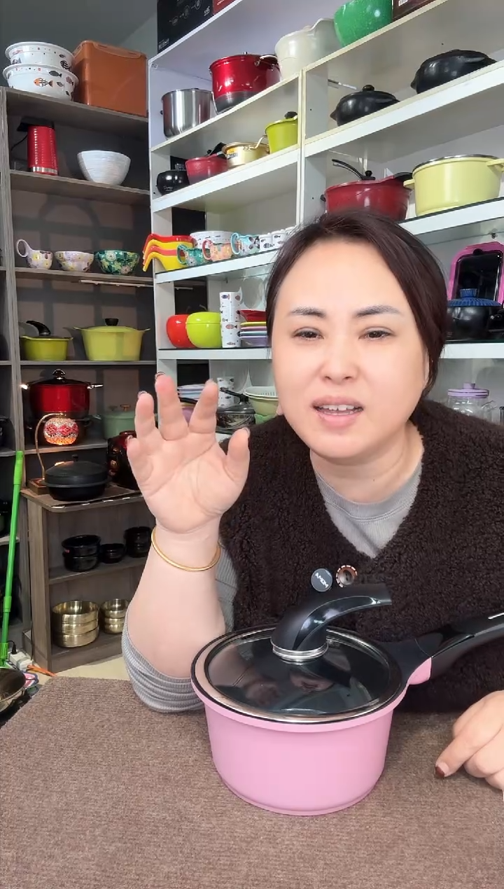 奔**猫奶锅18cm粉色（微瑕）