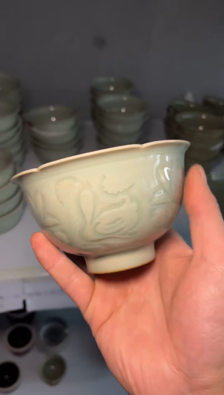 瓷微瑕天青莲纹鸭花口碗1只