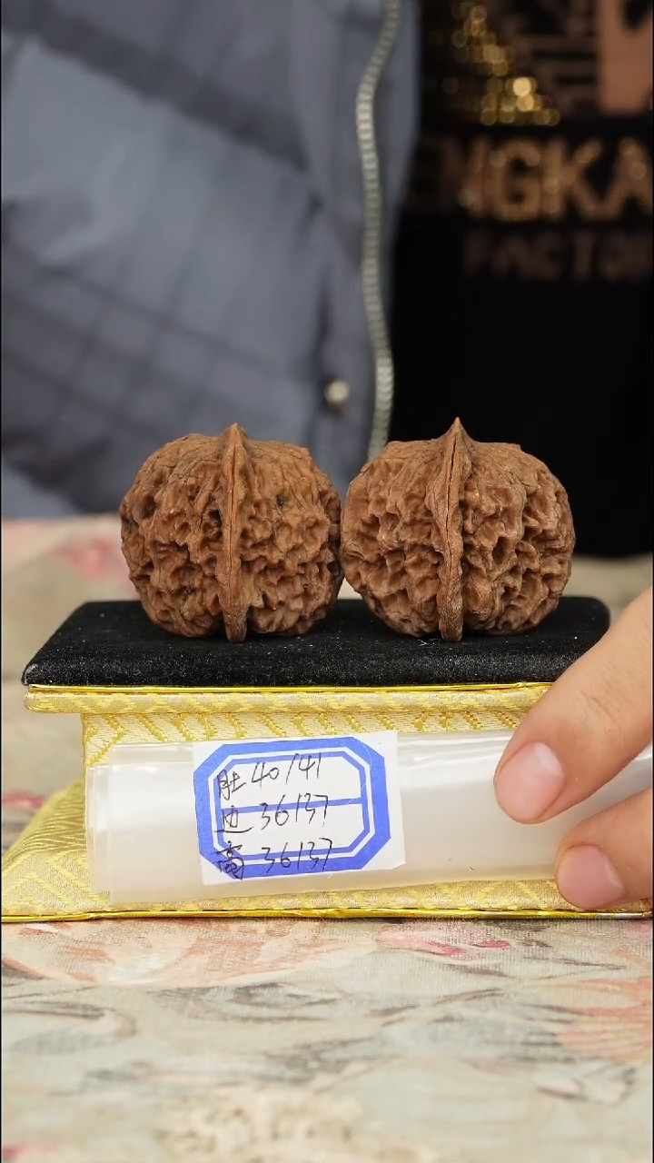 【闪购商品】文玩核桃把件非嫁接元宝