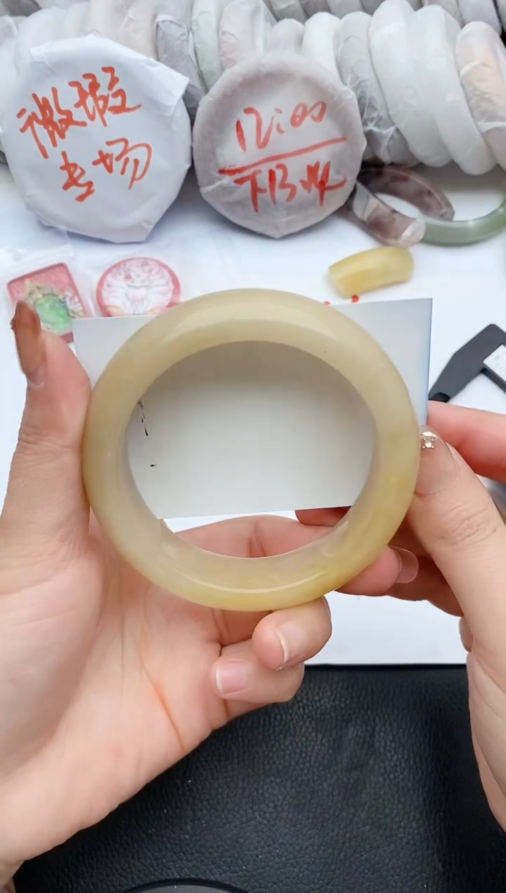 【闪购商品】石英质玉手镯未镶嵌C299+60/61