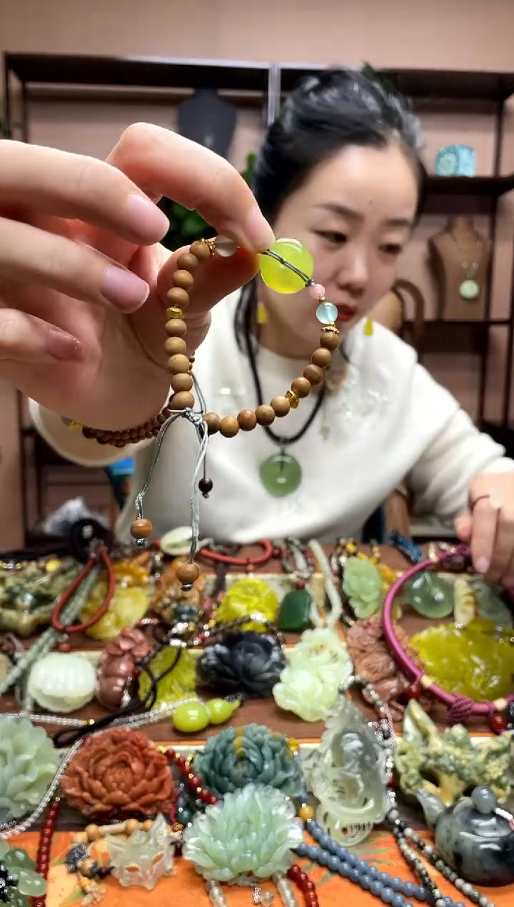 未镶嵌岫玉颈饰·