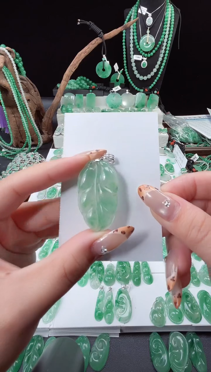 吊坠(不含链)未镶嵌石英质玉（非洲翠）叶子8.310