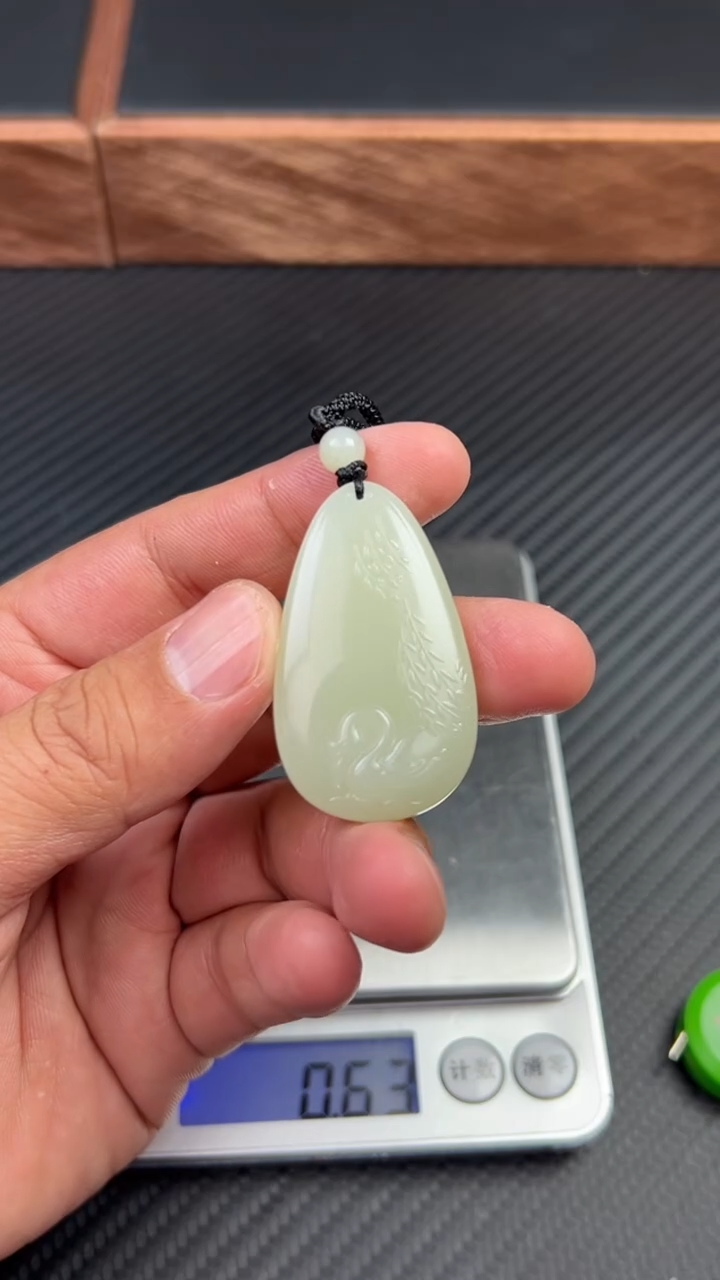 【闪购商品】和田玉吊坠(赠链)未镶嵌且末微色差迪克兰一细