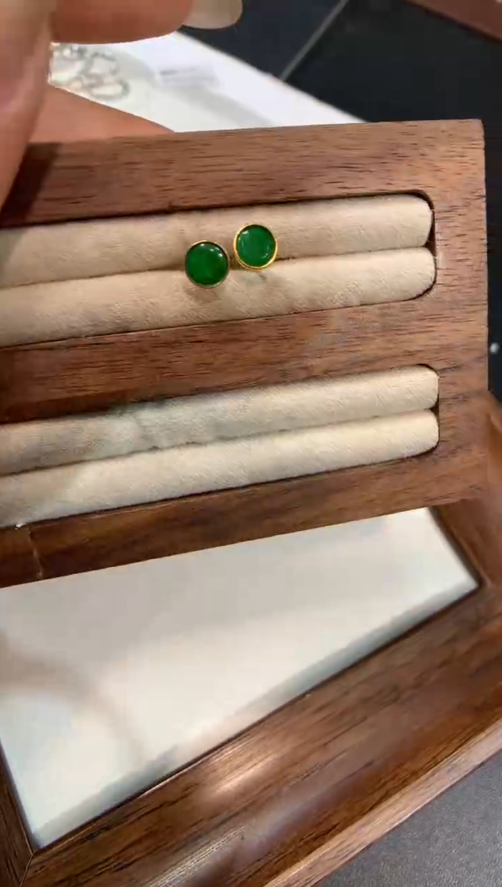 18K金镶嵌翡翠耳饰耳钉