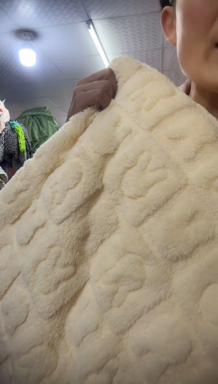 法兰绒暖黄色小兔头毛毯2*1.8