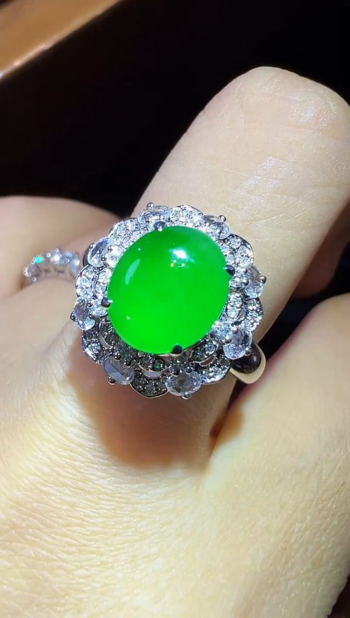 18K金镶嵌戒指翡翠蛋面