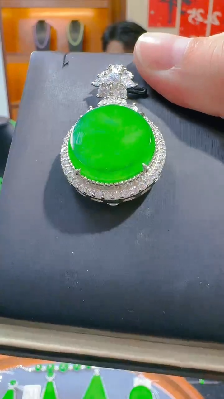 【闪购商品】翡翠吊坠(赠链)银S925镶嵌天然A货翡翠