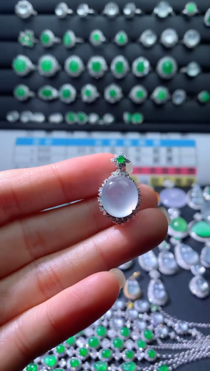 颈饰18K金镶嵌翡翠18K翡翠伴钻