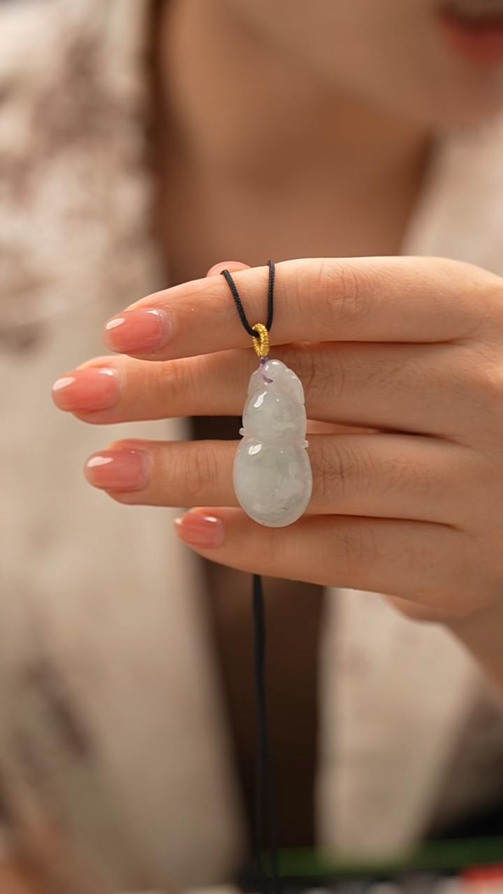 翡翠18K金镶嵌颈饰葫芦