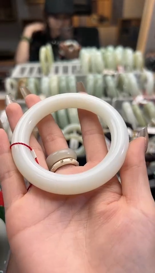 【闪购商品】和田玉手镯未镶嵌且末料金山白玉手镯55+