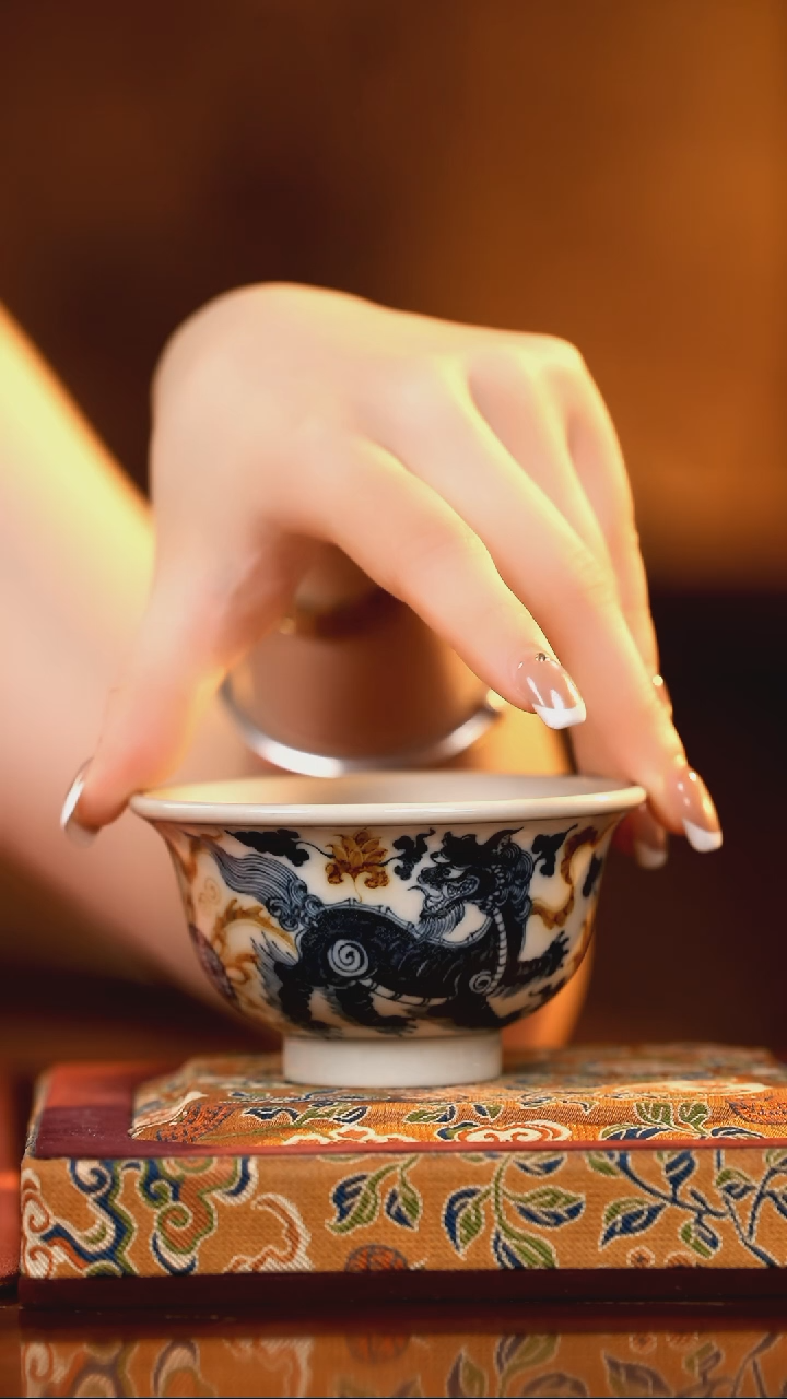 立勤堂釉里金双狮压手