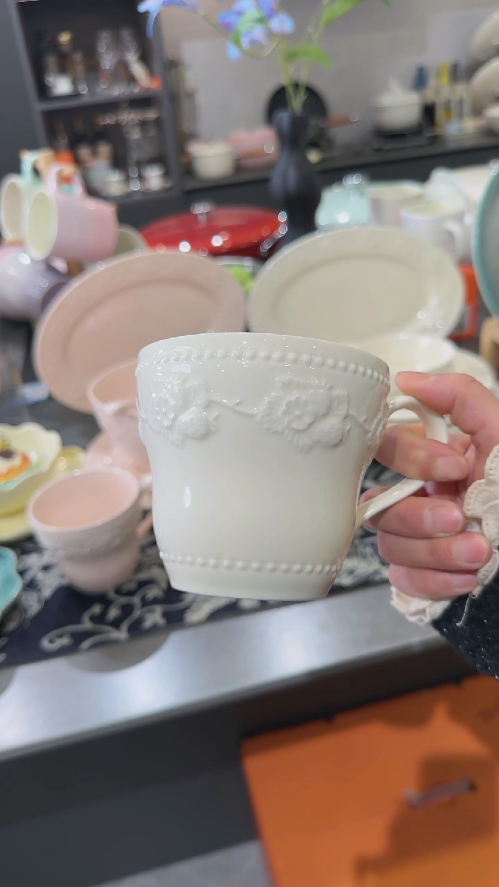 【闪购商品】瓷1个浮雕草莓陶瓷马克杯300ml奶油白