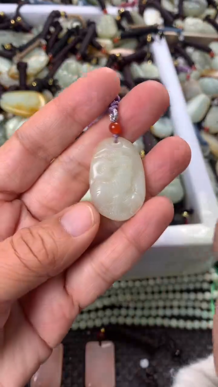 【闪购商品】和田玉颈饰未镶嵌多样性发货没有证书，拍一发一.有瑕