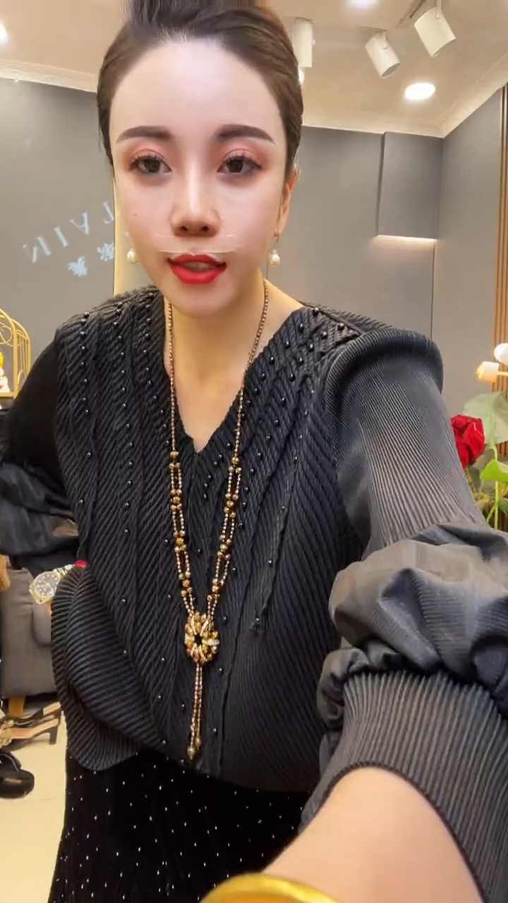 聚酯纤维（涤纶）黑色 珠珠衫