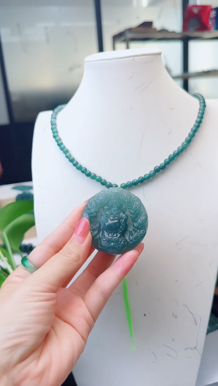 翡翠未镶嵌颈饰多样性发货其中一件