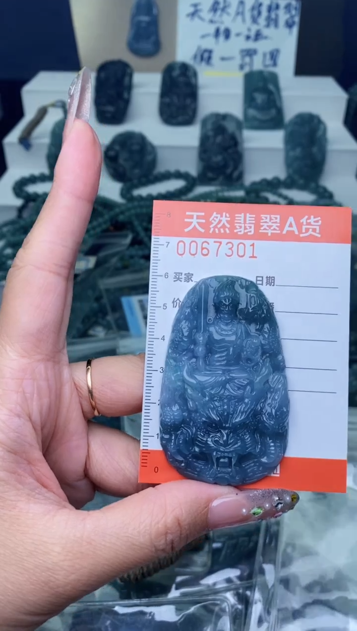 翡翠未镶嵌颈饰··············