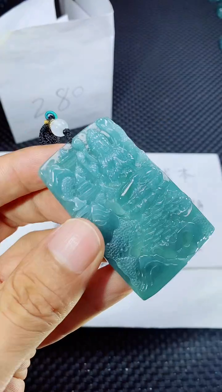 翡翠未镶嵌颈饰          