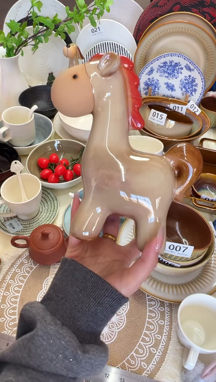 新骨瓷025 瑕疵 大号小马摆件