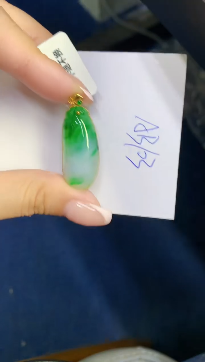 翡翠18K金镶嵌颈饰缅甸天然翡翠A货