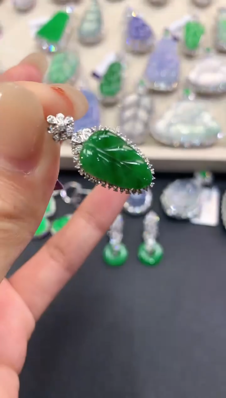 【闪购商品】翡翠吊坠(不含链)18K金镶嵌q11       