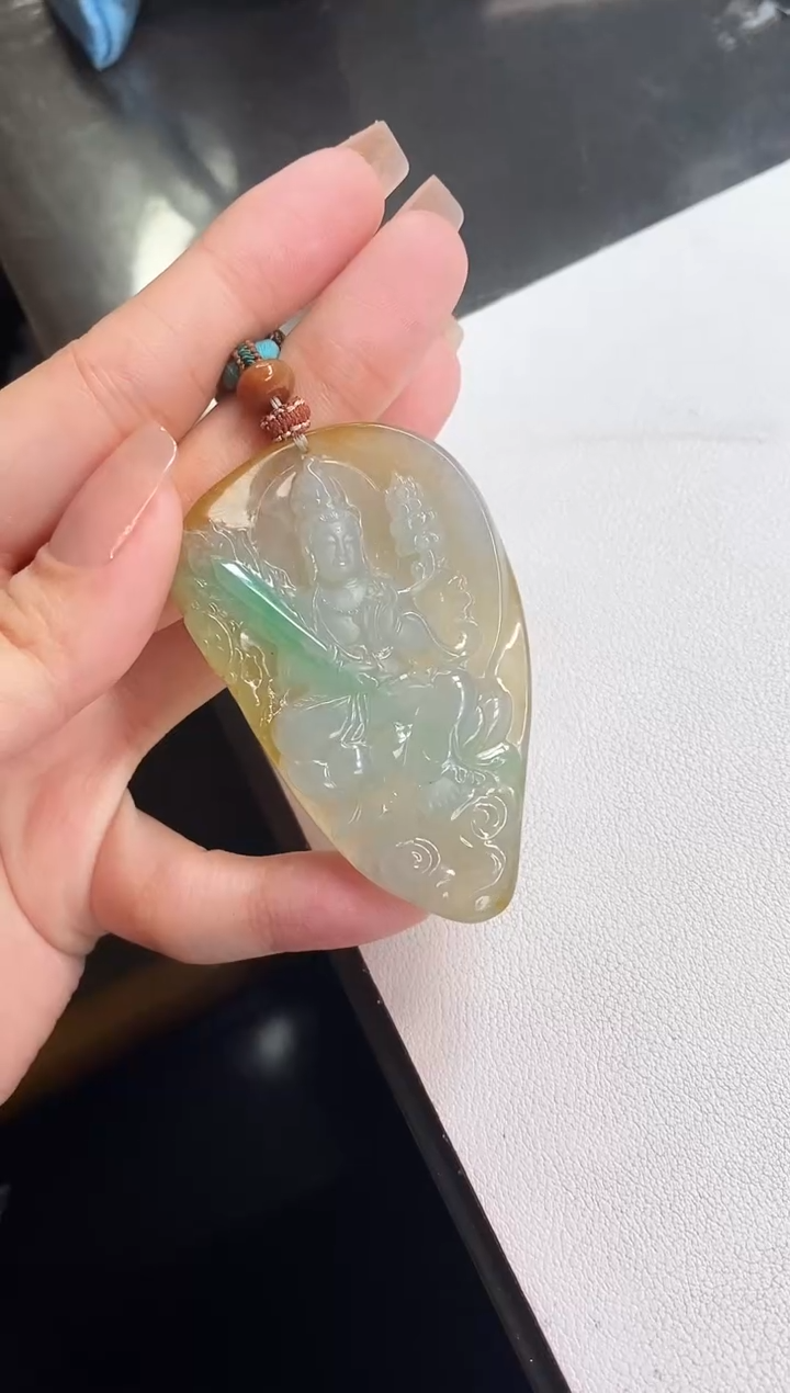 翡翠未镶嵌颈饰虚空