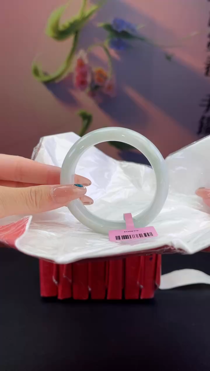 翡翠未镶嵌手镯1翡翠手镯(微瑕）