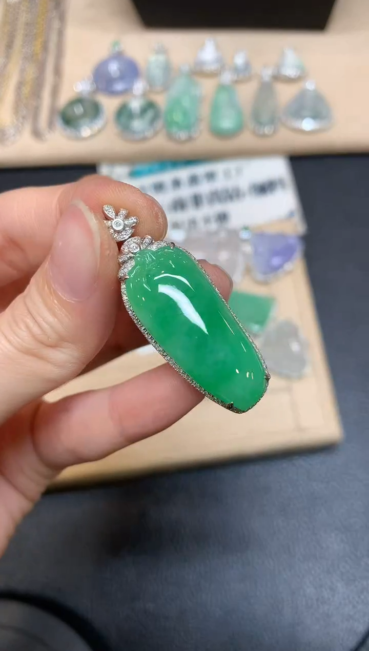 【闪购商品】翡翠颈饰18K金镶嵌福瓜【无服务费】