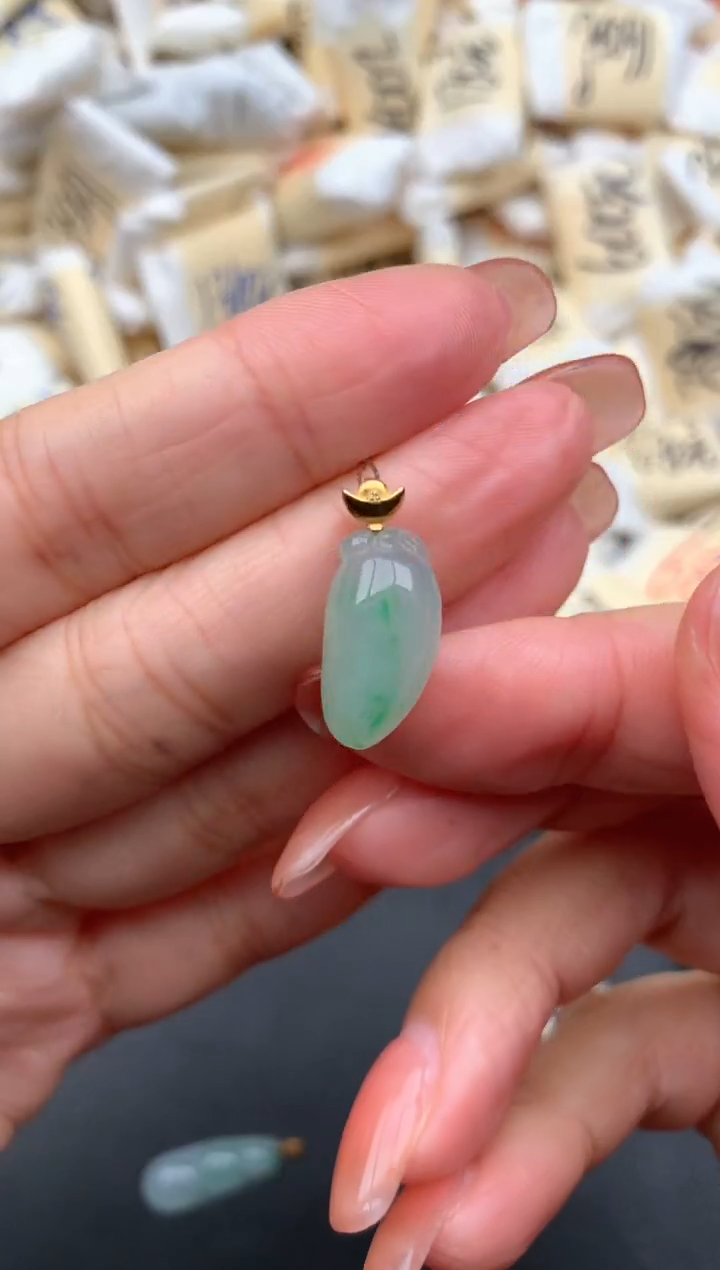 18K金镶嵌挂件翡翠二***薇一