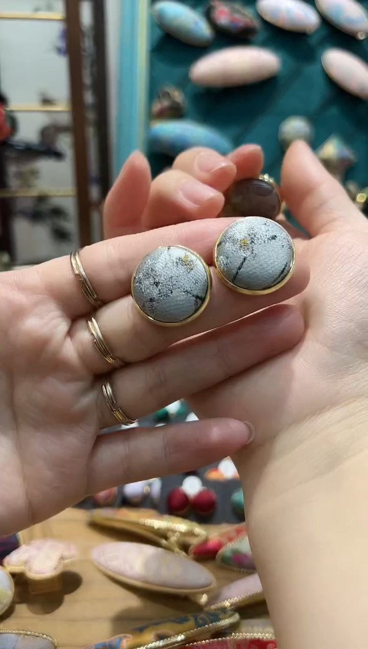 【闪购商品】【一物一拍专车】银灰花花20毫米耳钉一对