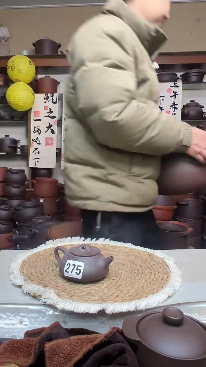 宜兴紫砂微瑕石瓢壶