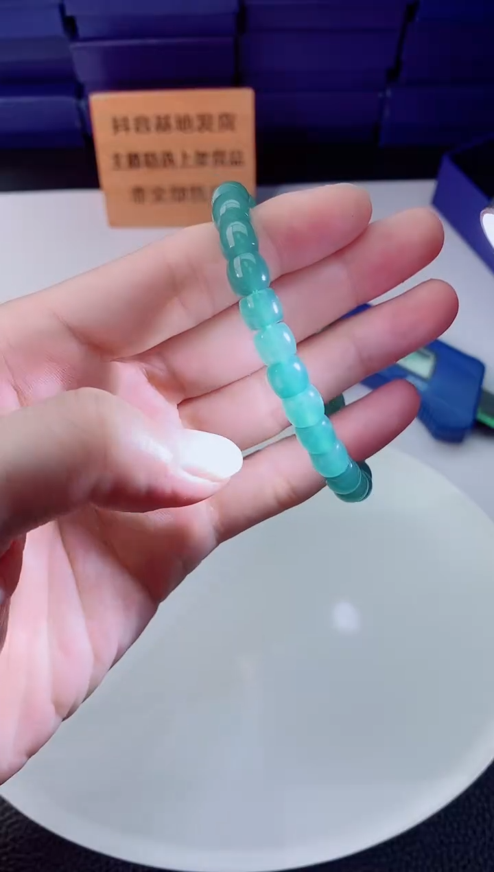 颈饰未镶嵌翡翠   `