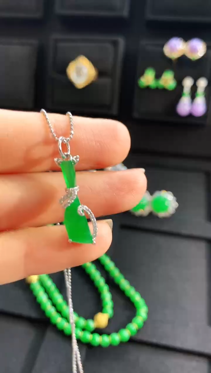 【闪购商品】翡翠吊坠(不含链)18K金镶嵌吊坠