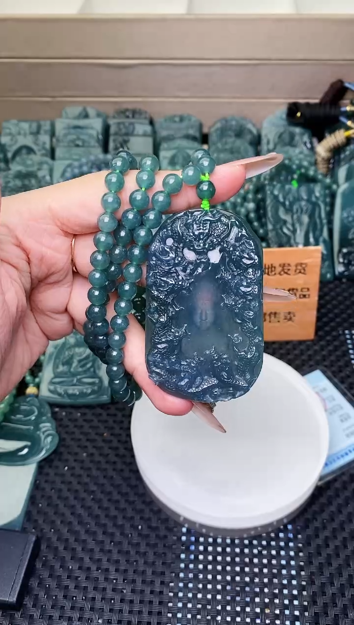 颈饰未镶嵌翡翠 