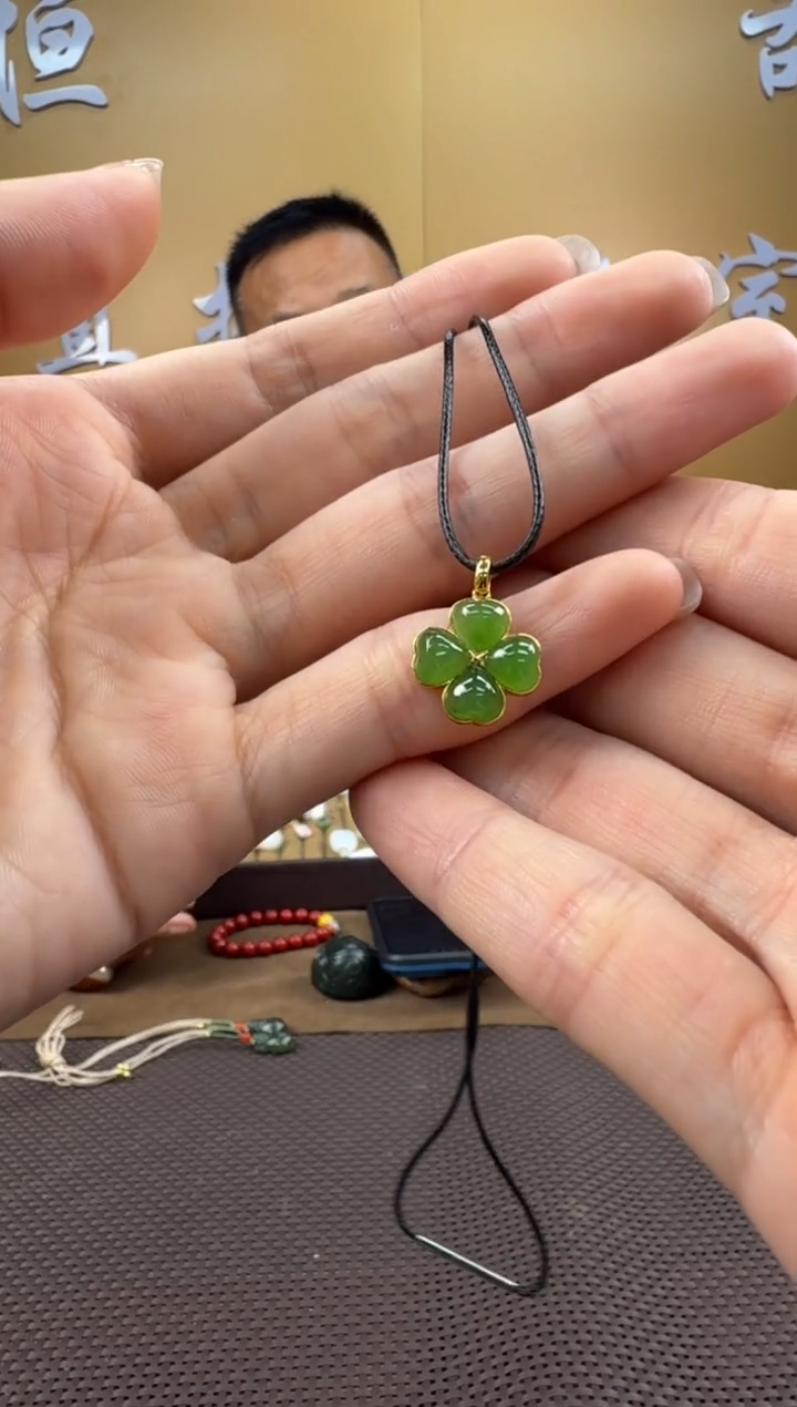 和田玉18K金镶嵌颈饰挂件